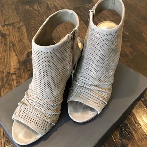 Vince Camuto Kentvi suede sandal